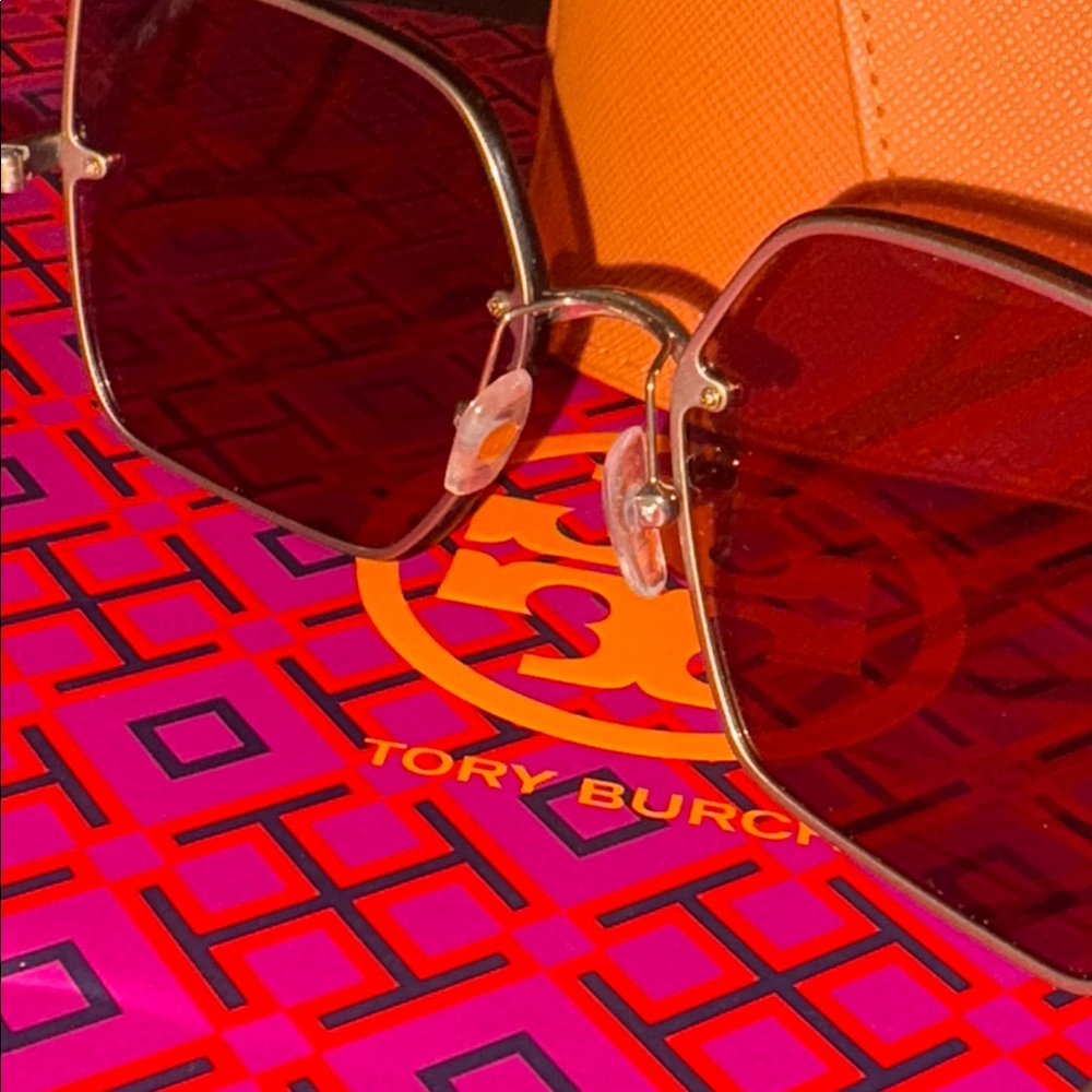 Beautiful Tory Burch Oversized Sunnies w/
metal and stunning purple accents 🩷 - Picture 5 of 16